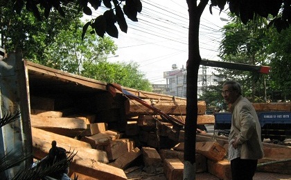 Số[-]trên[-]thùng[-]xe[-]container[-]đổ[-]xuống[-]đường.